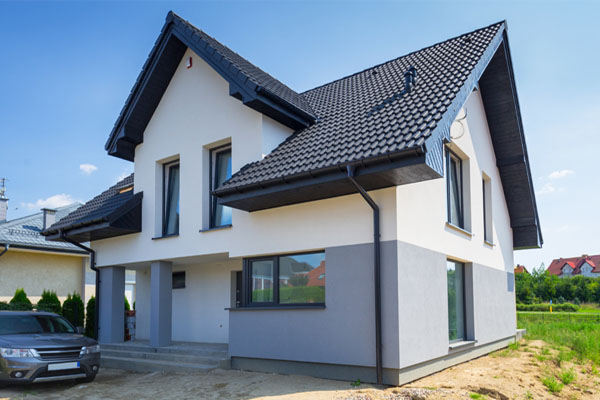 Elewacja w kolorze biało-szarym - dom piętrowy