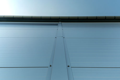 Płyty warstwowe - sposób na szybkie i ekonomiczne inwestycje budowlane