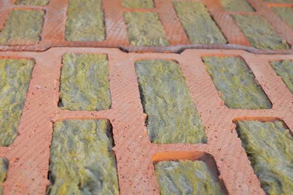Pustak ceramiczny wypełniony wełną mineralną