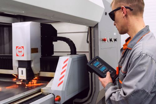 Robot spawalniczy w przemyśle - zalety, zastosowania, trendy