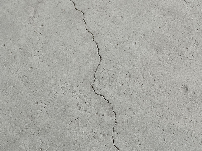 Rysa skurczowa w betonie, jastrychu lub tynku - charakterystyczne pęknięcie powstałe na skutek skurczu materiału